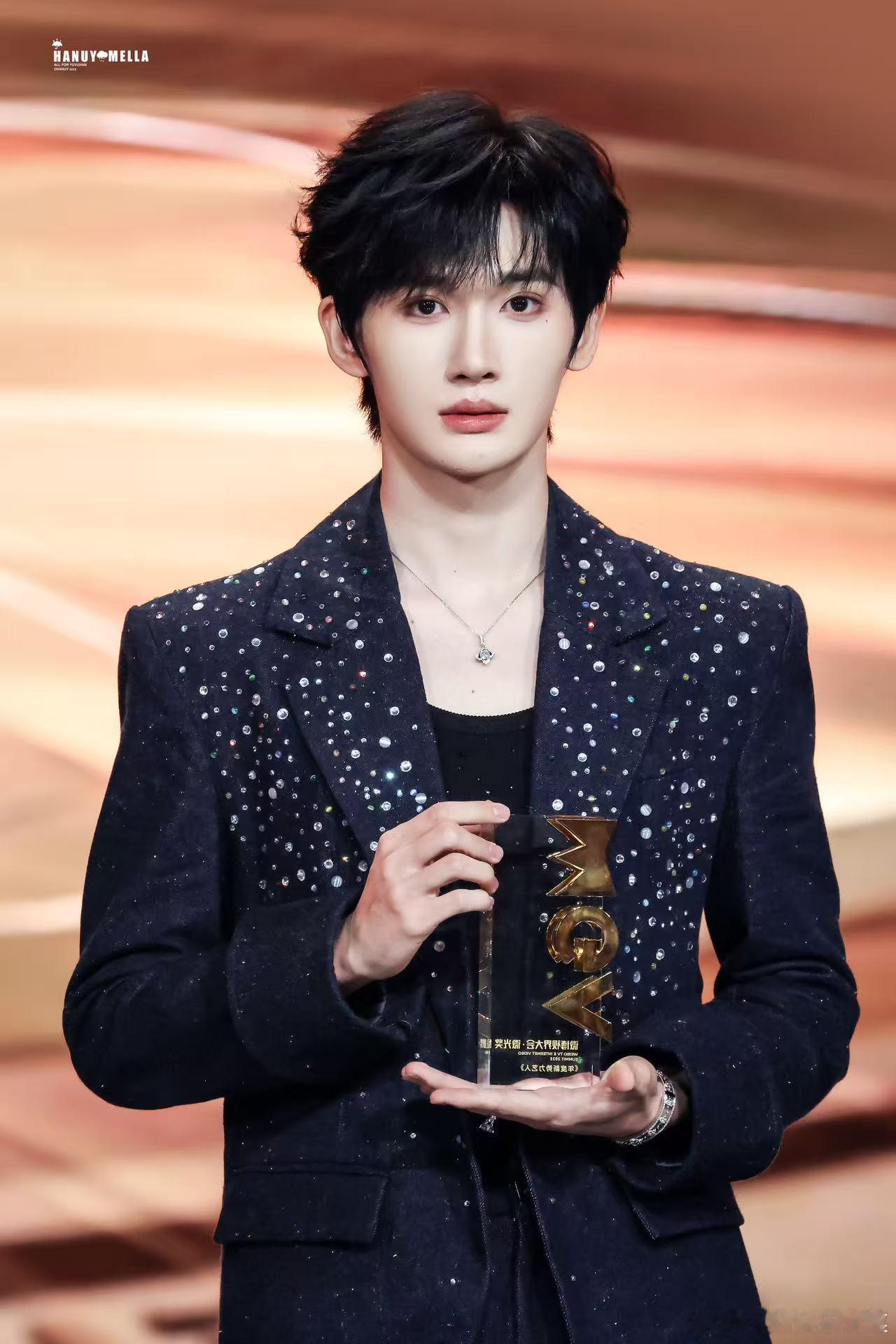 余宇涵跟时代峰峻签了十多年 看着余宇涵的成长和进步，真心觉得他越来越有潜力，这十