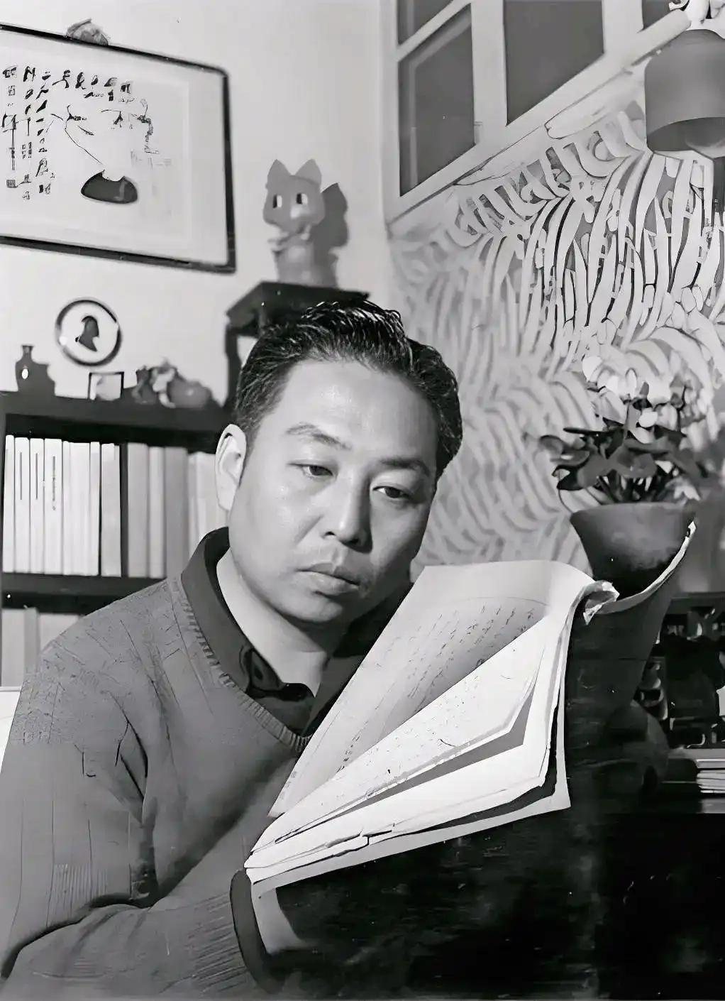 “小家族集团”的“统帅”吴祖光1957年，在戏剧界，剧作家吴祖光成了“反右派运动