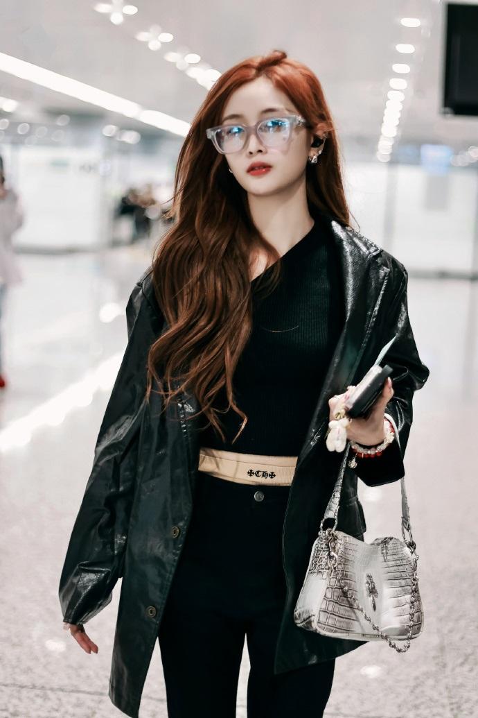 今天吴宣仪现身杭州机场，她这次穿了一身黑色的衣服，真的是又美又飒。

吴宣仪里面