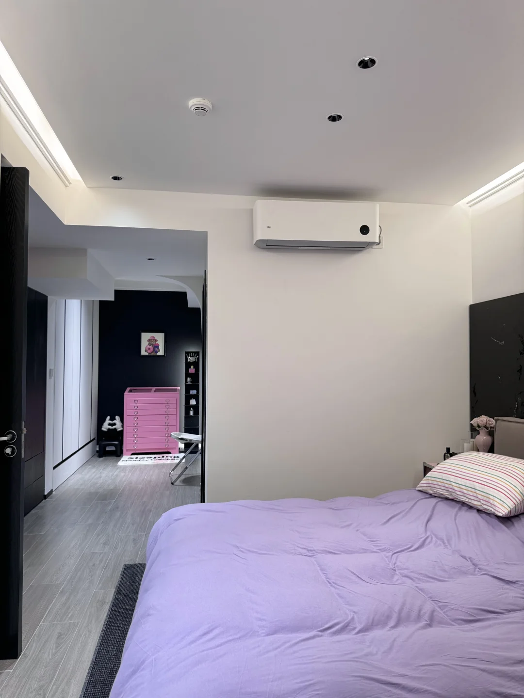小卧室的黑白系装修、智能床睡觉嘎嘎香💤