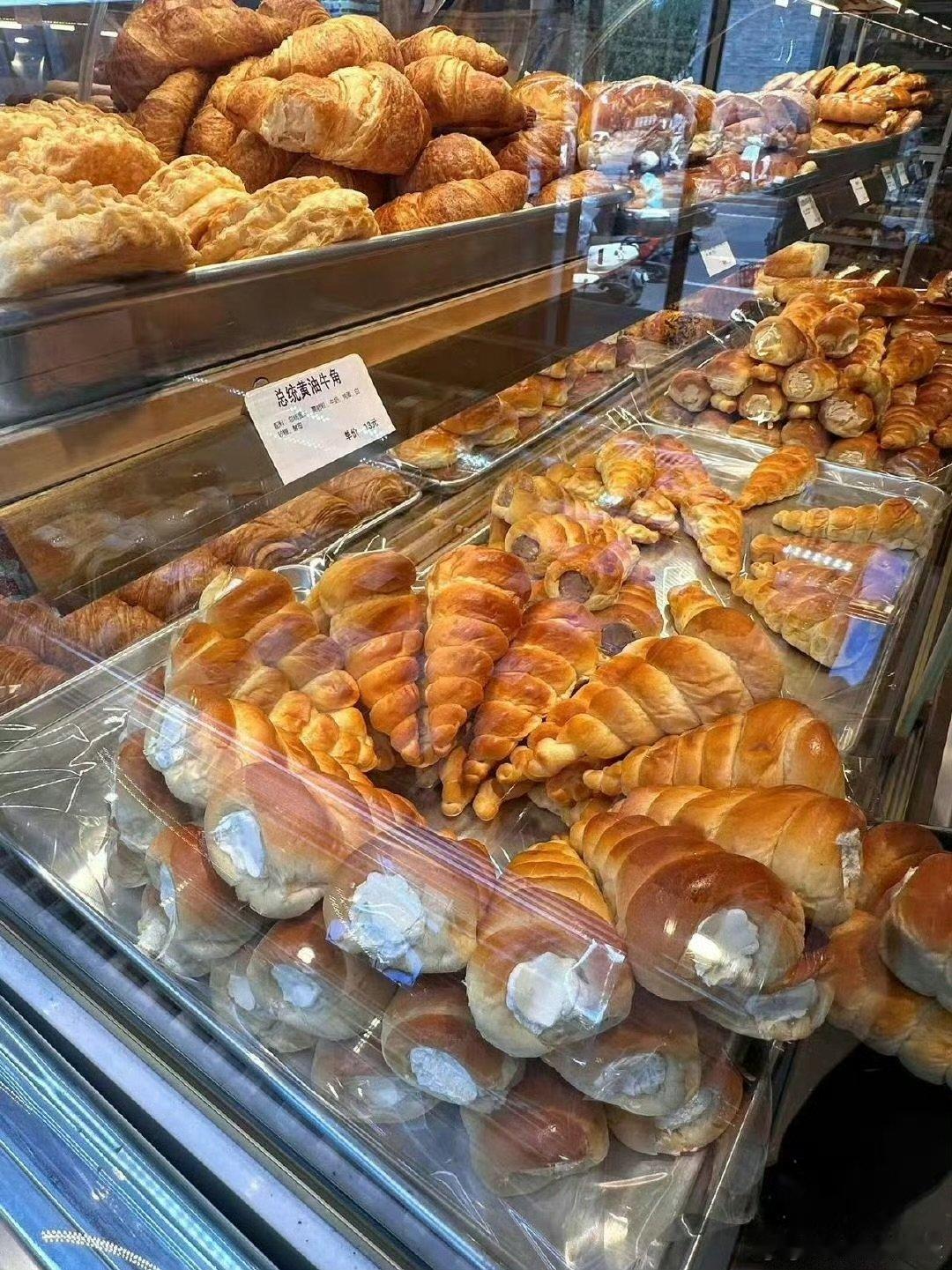 李佳琦误食过期面包火出圈李佳琦带火面包品牌回应暂时下架谁都想不到这样的出圈方式，
