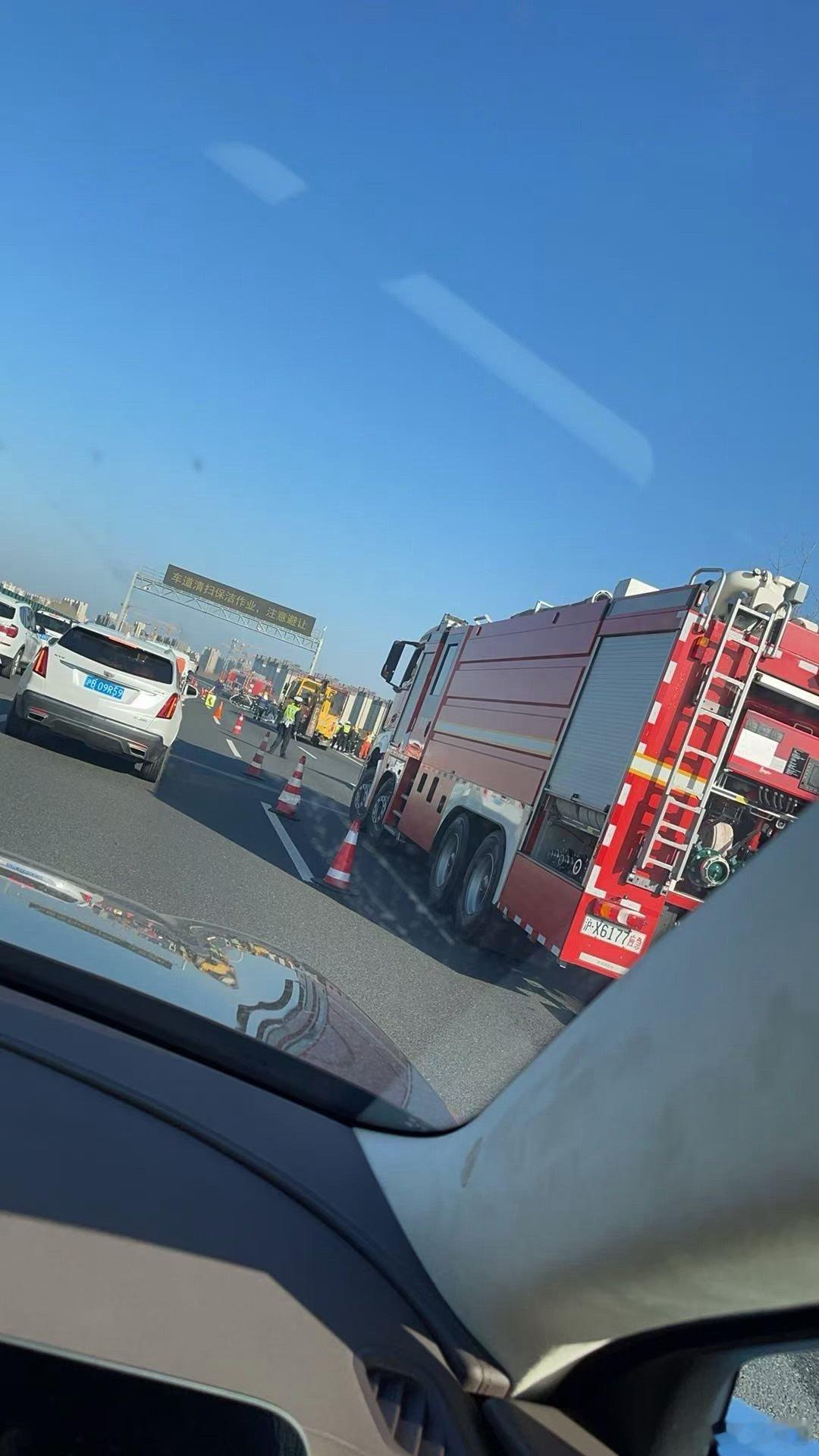 在杭州到上海的高速上一国际物流车着火了希望人没事 