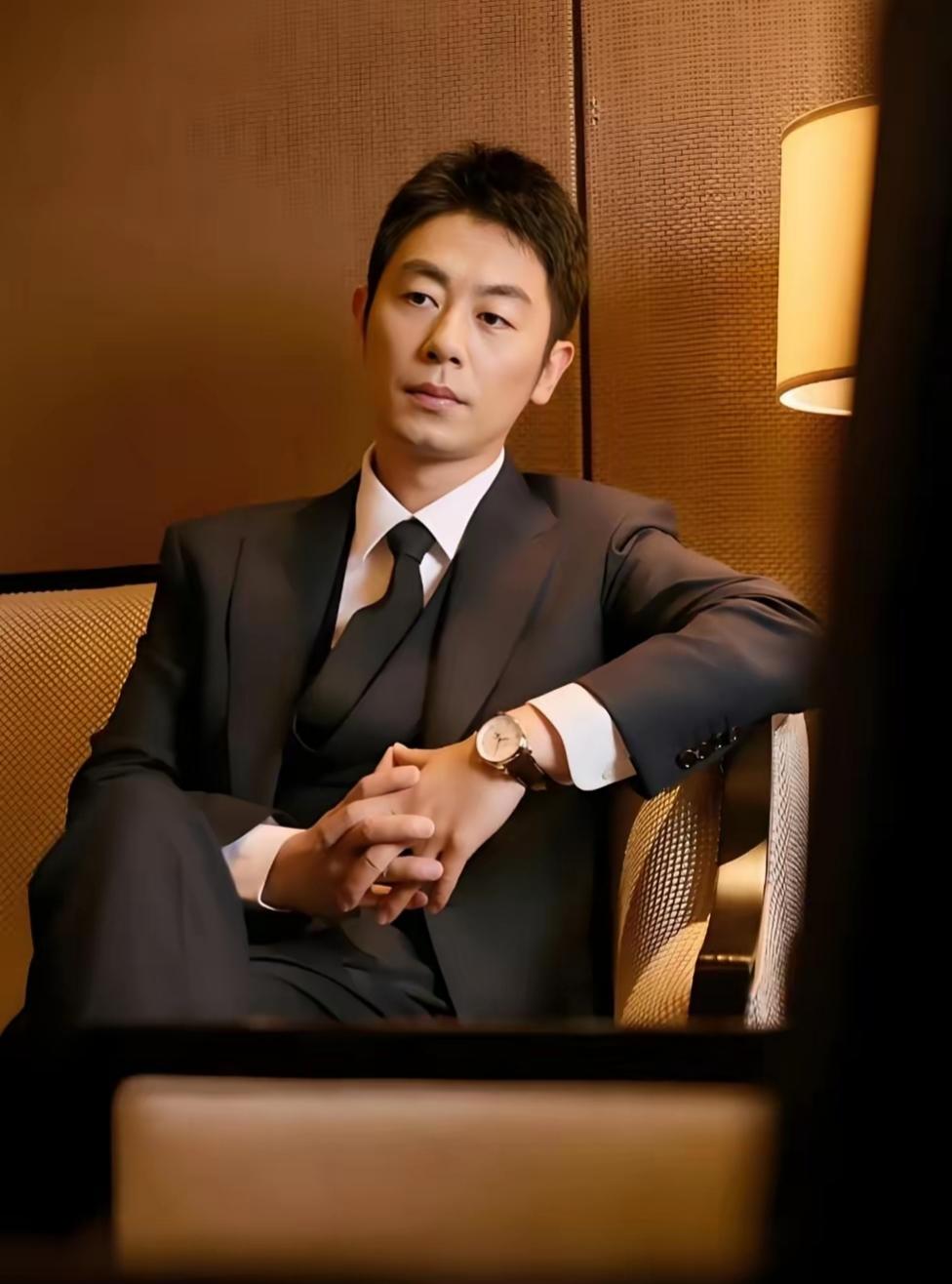 他是五官是标准的中国男子汉脸，很有男人的魅力，一位实力派演员，很喜欢他演的《红高