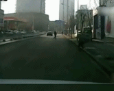 【实拍：司机巧妙躲过碰瓷 “大姐你跑太快了！”】一段碰瓷未遂的视频热传：汽车行驶