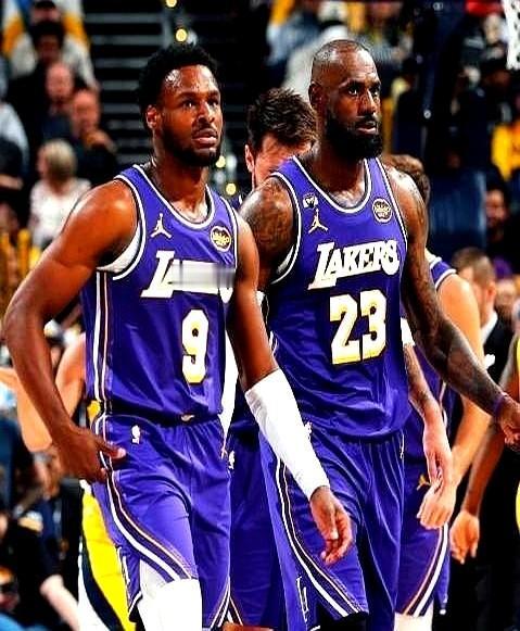 老詹前脚刚走，布朗尼就得被“清洗”？别再用家庭伦理剧的眼光看NBA了。

湖人现