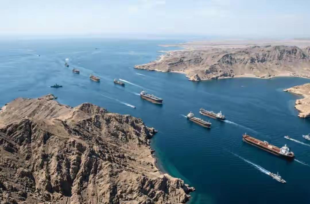当地时间3月2日深夜，伊朗伊斯兰革命卫队司令顾问宣布:“霍尔木兹海峡已关闭，将打