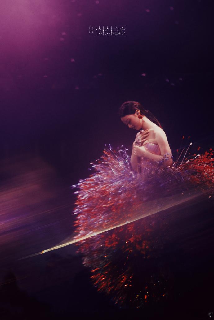 单依纯的造型师还在发力绝佳合作打造视觉惊喜，单依纯演唱会妆造不断突破，惊艳感拉满