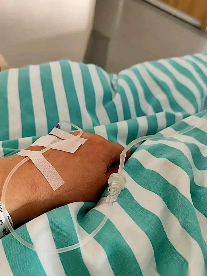 就因为耳朵里那点“嗡嗡嗡”，上来就给我开了个CT。
我躺在那冰冷的机器里，脑子里