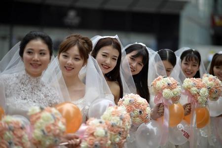 不结婚的8大坏处：

第一，半夜急诊室，签字栏是空的。*急性阑尾炎发作，护士问“