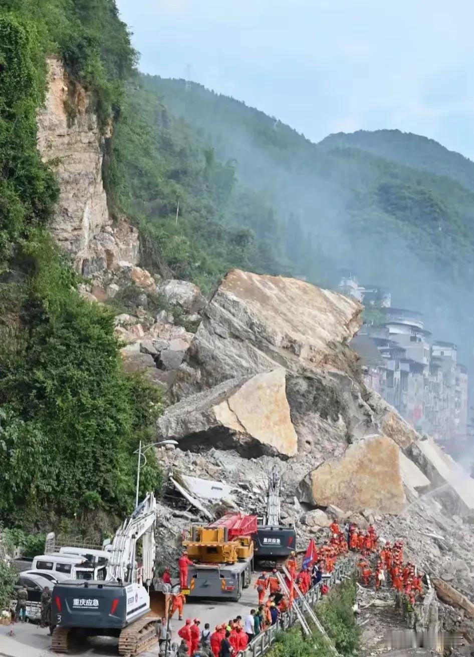 重庆山体塌方灾后重建阻力重重，三大现实难题阻碍整治推进。

重庆彭水山体崩塌灾害