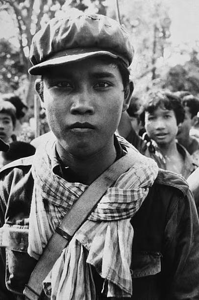 这是1970年代东南亚地区哪个神奇的武装力量？人手AK，骑象作战，孩童都上阵了！