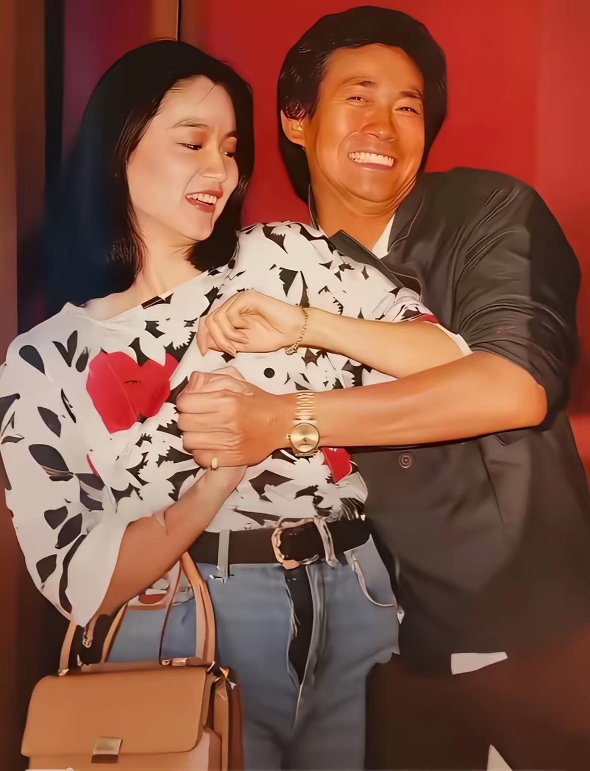 这二人瞧着格外相熟。林青霞和郑少秋在生活里是最要好的闺蜜，是无话不说的挚友。到了