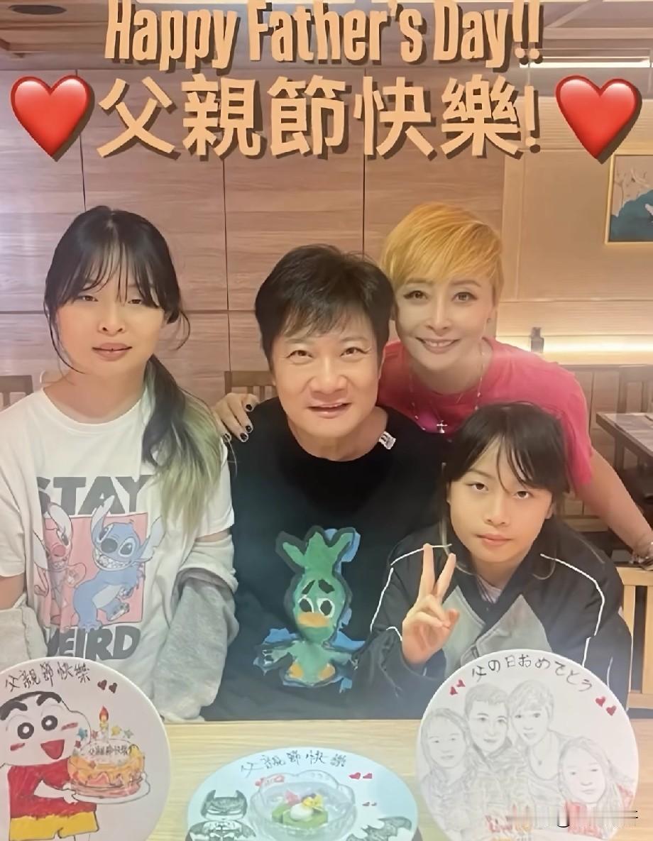 硬汉也温柔！钱嘉乐父亲节全家温馨聚餐，两女儿手绘餐盘送祝福
 
父亲节当天，港星