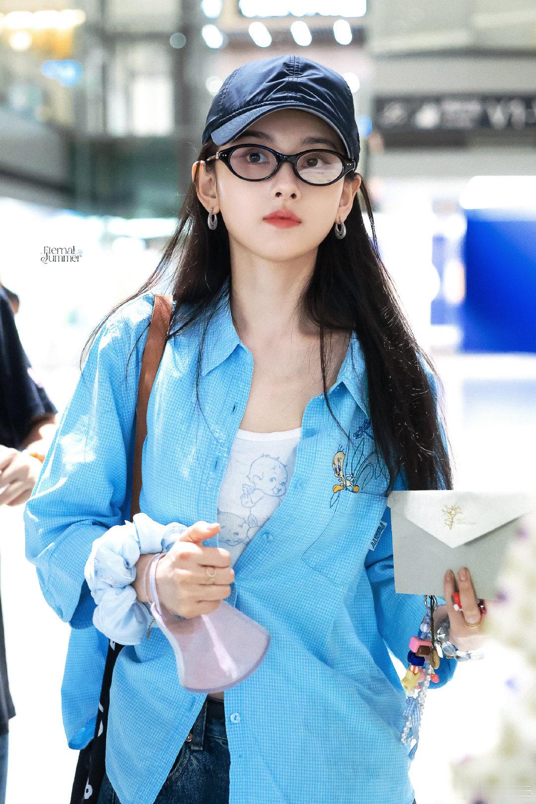 宋祖儿出发西安VOGUE活动宋祖儿最新机场饭拍，蓝衬衫配黑框眼镜清爽随性，好美状