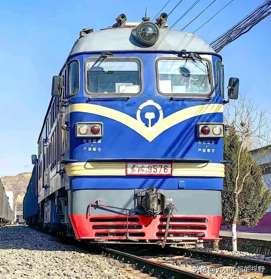 大众对DF4B内燃机车的印象，应该都是绿色或橙色的涂装。这种配色已经成为了中国铁