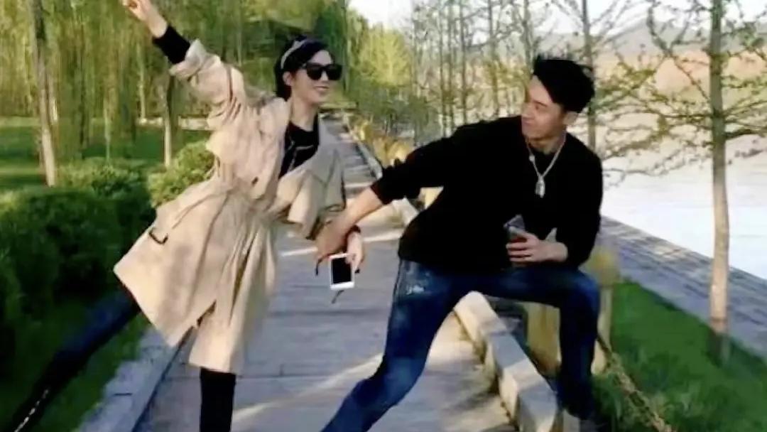 夜深人静时，一条发自内心的文字引发了广泛关注。黄景瑜的前妻在凌晨时分发文，提及曾