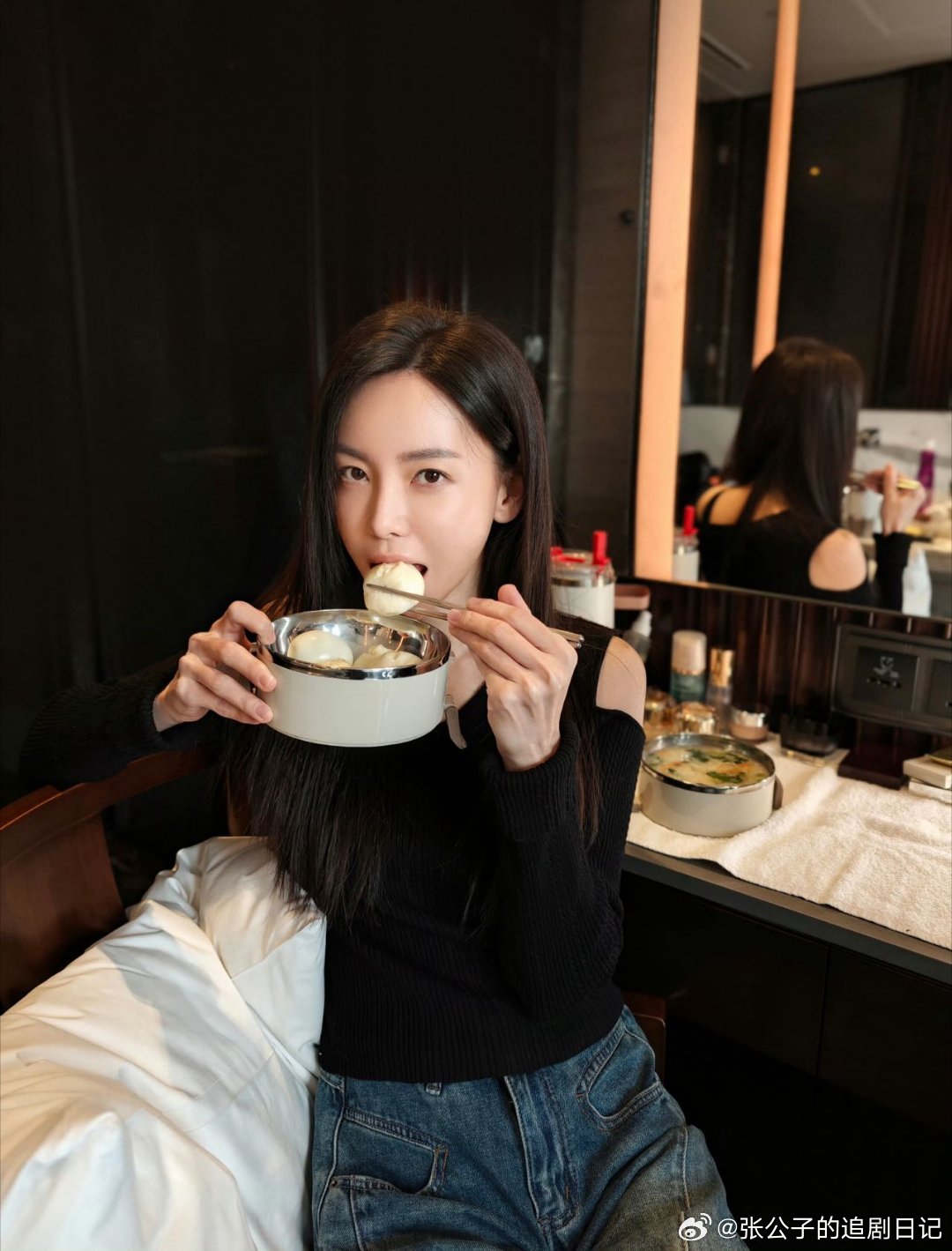 于文文说得好好吃饭再去上班于文文今天卷不动了于文文怕粉丝失望硬撑出席，结果还在吃