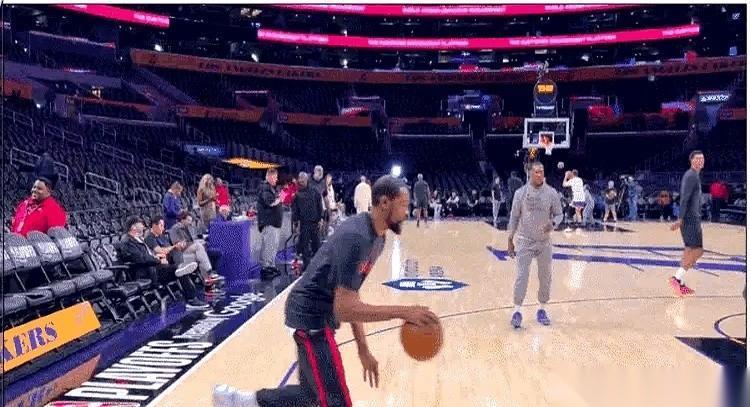 杜兰特回来了。
就在湖人主场的地板上，赛前热身，他脚上那双鞋摩擦着地面，发出刺耳