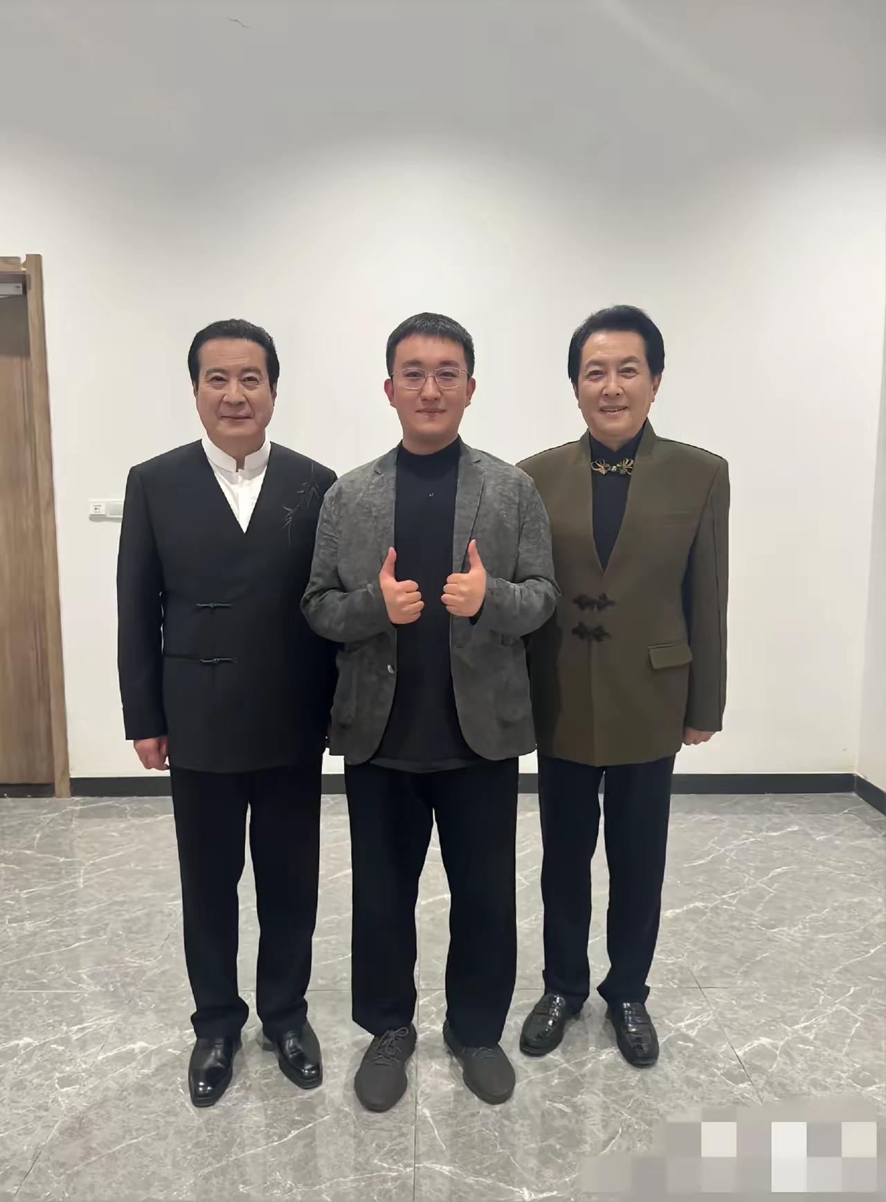 能站在二位老戏骨中间这位男士，应该很有地位