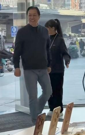 唐国强去华为手机店看华为MateX7首销现场，唐国强对华为新机很少感兴趣，近年来