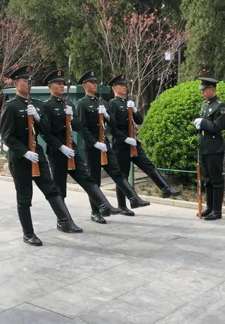 这是仪仗兵正在进行日常出操训练。
他们手里拿着的步枪是国产的“56一1式礼宾枪"