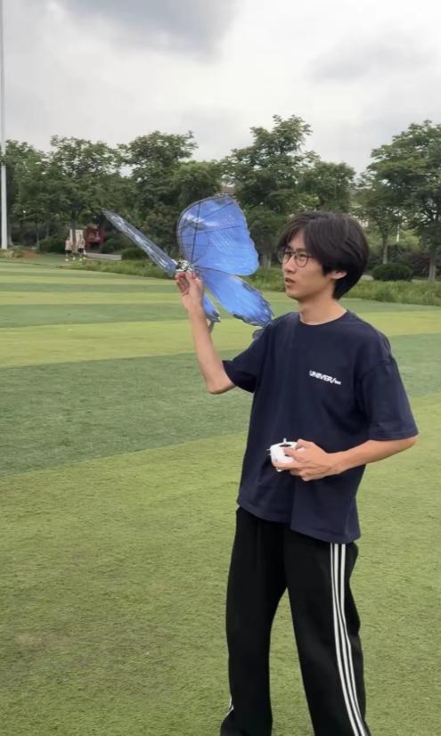 武汉21岁大学生“手搓”蝴蝶，被婚庆公司抢着要：每只1500元，有客户一口气打包