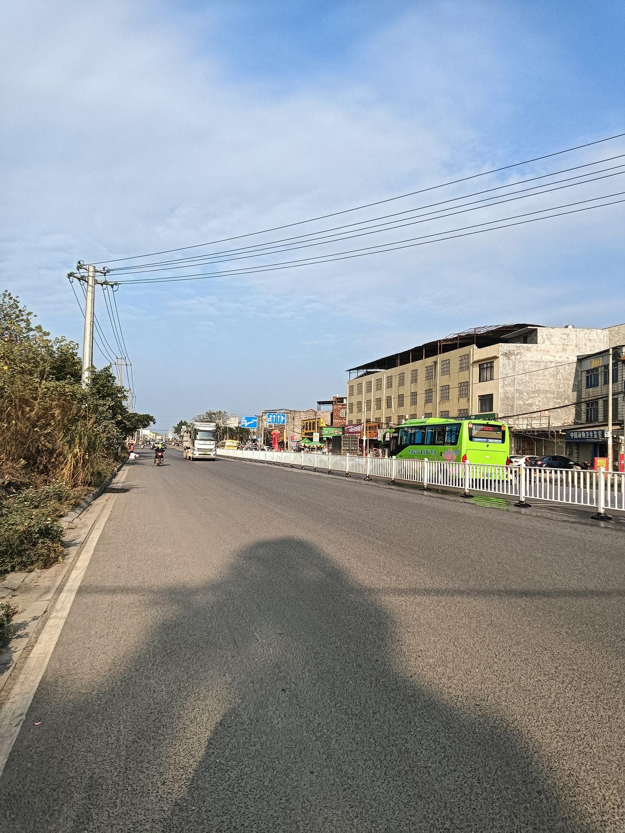 今日是腊月十六明天就是立春离春节日子越来越近，近段天气情好漫步贵港市城区市场春节