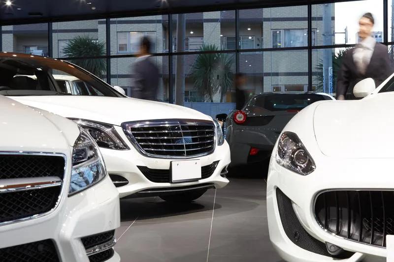 工薪阶层贷款买车得慎重。
就拿月薪6000来说，如果家庭年总收入14.4万，按专