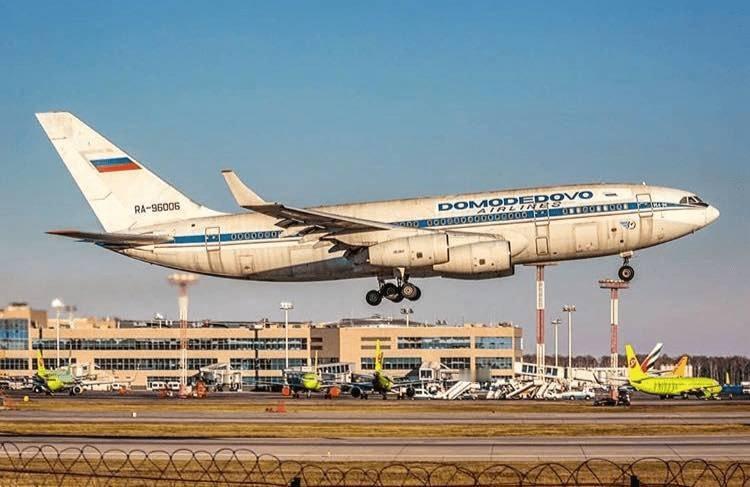 俄乌局势新进展 据俄罗斯《消息报》报道，受国产新客机持续供应短缺影响，俄罗斯民航