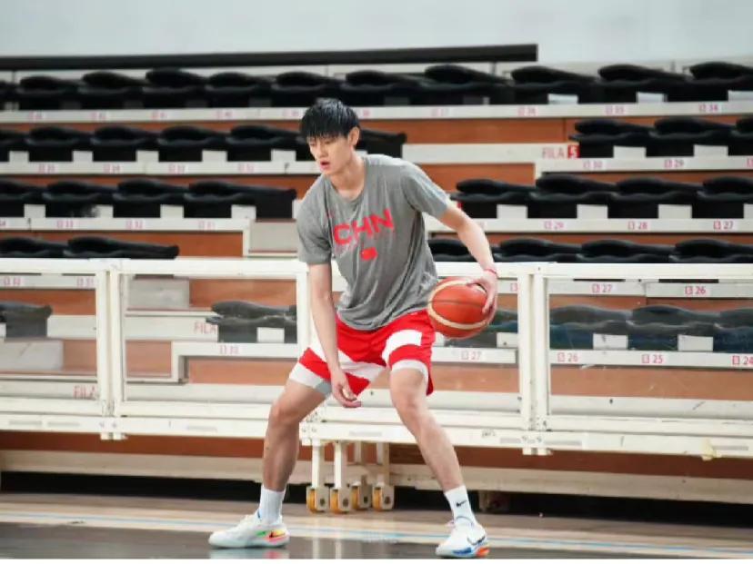 养好伤再战，等你回来!
因为伤病原因，曾凡博没能进入大名单。
小曾的离队确实很遗