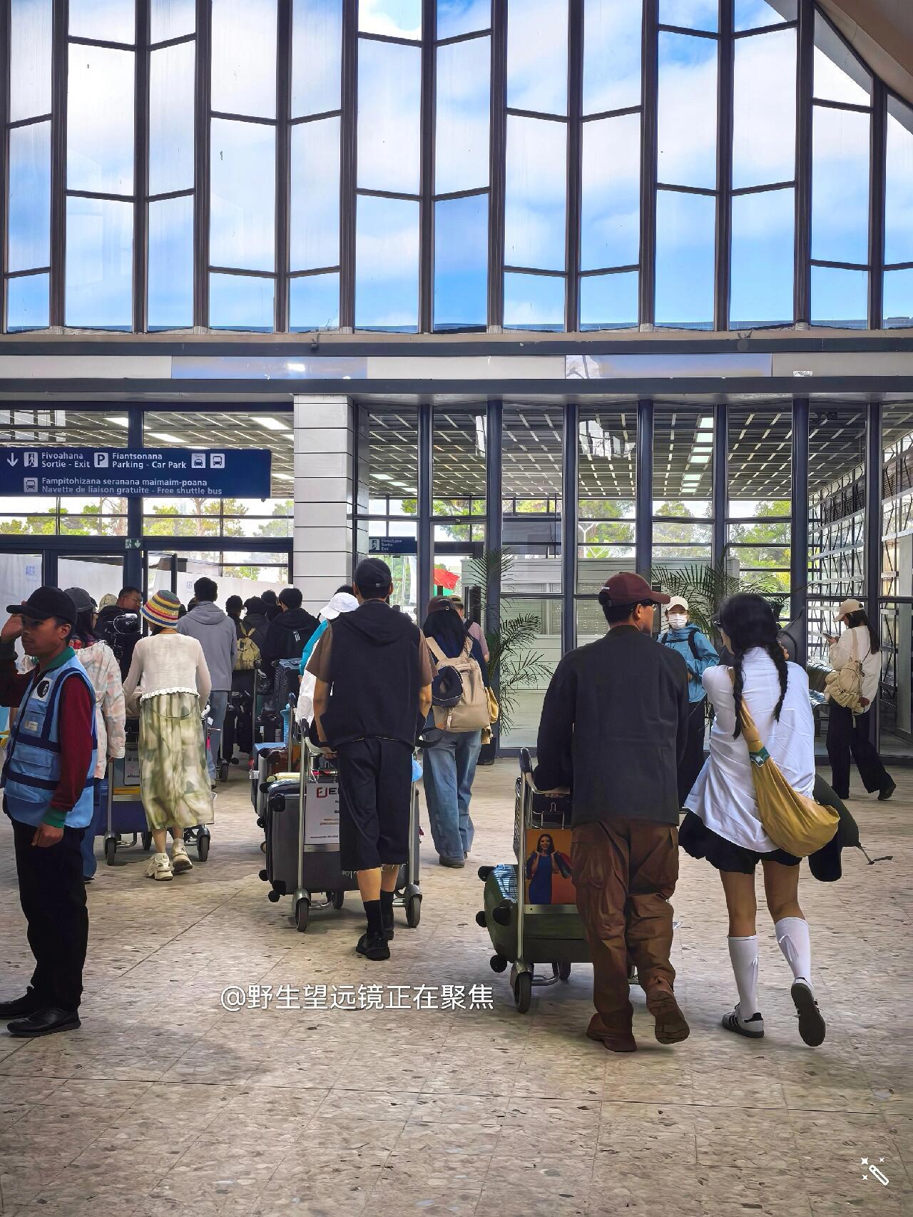 《花少7》出发埃及路透龚俊这逆天大长腿好吸睛啊那英怎么还把包包背到衣服里了哈哈哈