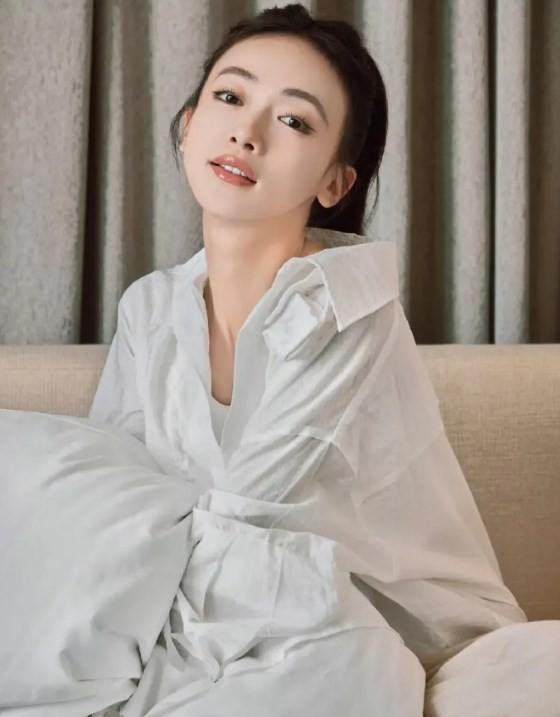 吴谨言与洪尧官宣结婚，但圈内好友祝福寥寥。除了老板于正和佘诗曼，其他昔日合作伙伴