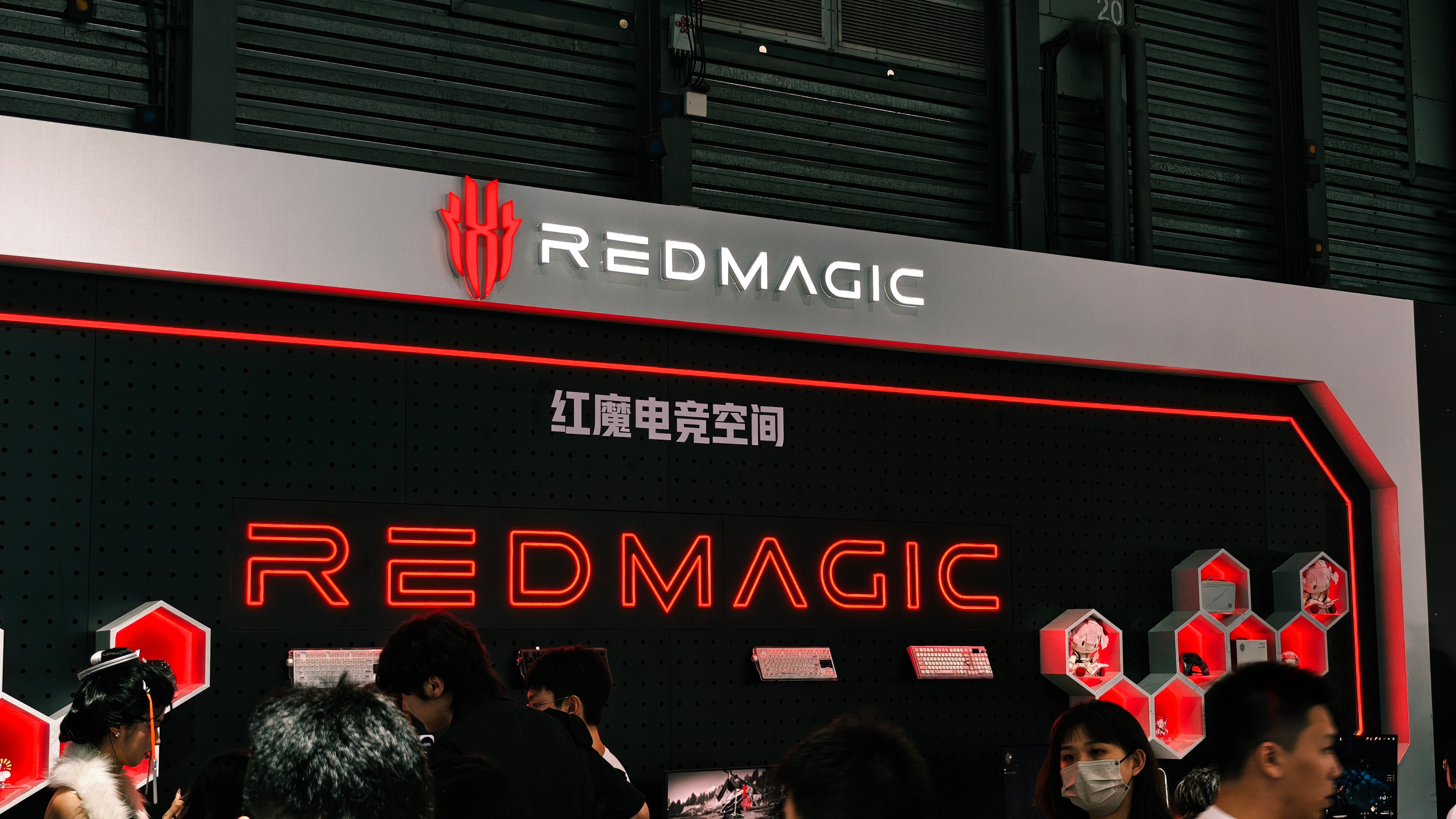 红魔展台 有一说一整的是真帅啊，这个逼格绝对是拉满的，我说如今游戏手机可能在性能