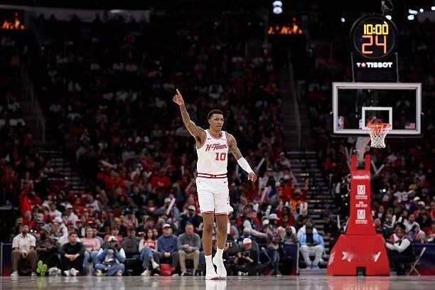 面对鹈鹕，小贾巴里-史密斯全场出场41分17秒，投篮21中11，三分线外13中7