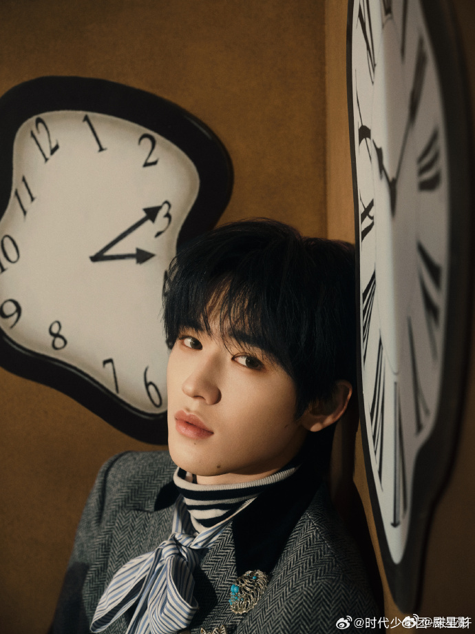 宋亚轩英伦风  宋亚轩英伦风带着一种自然而然的矜贵感！咱们的小宋完全好像小说里面