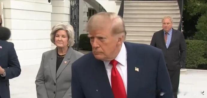 特朗普解释，为何不对俄罗斯实施制裁



美国总统特朗普解释称，自己不对俄罗斯实