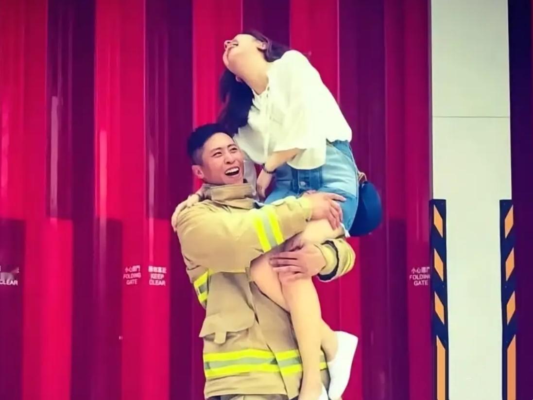 香港消防员何伟豪，37岁，宏福苑公寓着火他冲进去救人，没能出来，人就没了，他女友