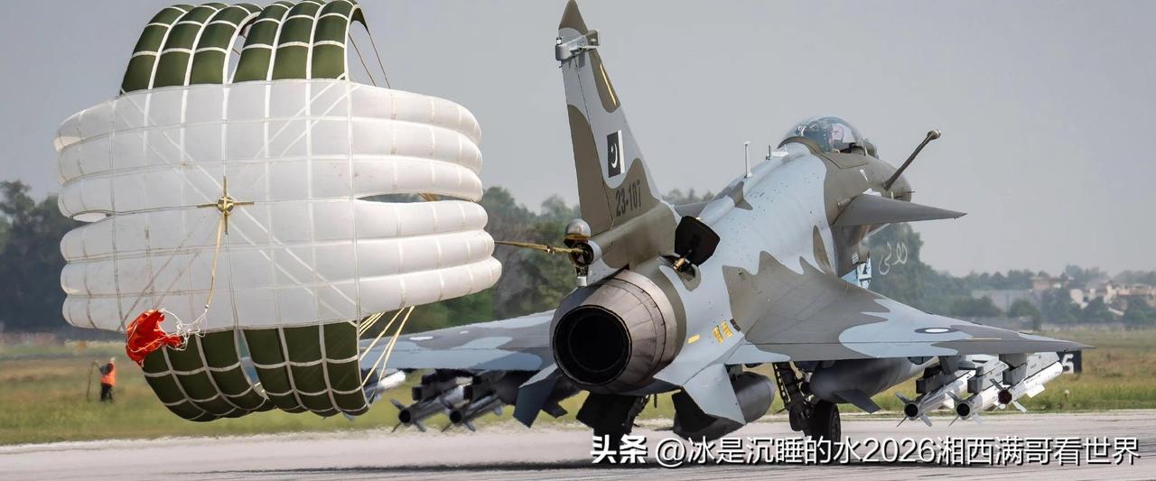 转发分享一张互联网报道的巴基斯坦空军某基地一架歼-10CE“猛龙”中型超音速多用