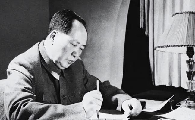 1949年，丘吉尔扬言要派航母来中国实施报复行动，毛主席直接点名丘吉尔：你报复什