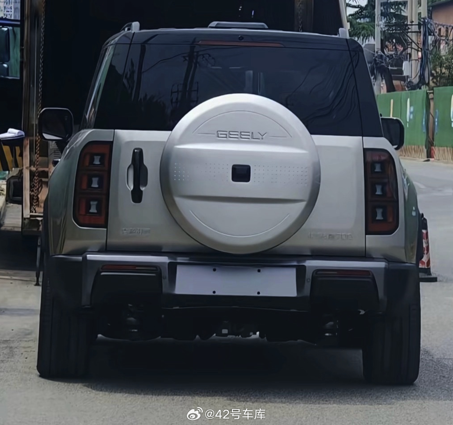 定位硬派 SUV 的吉利银河战舰 700 实车被拍到了。这辆车去年上海车展我就拍