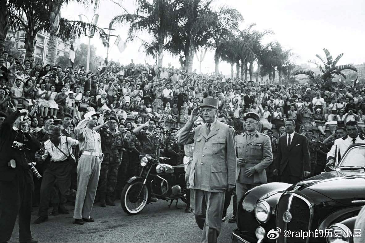1958年6月4日时任法国总理戴高乐访问阿尔及利亚，6月1日他作为法兰西第四共和