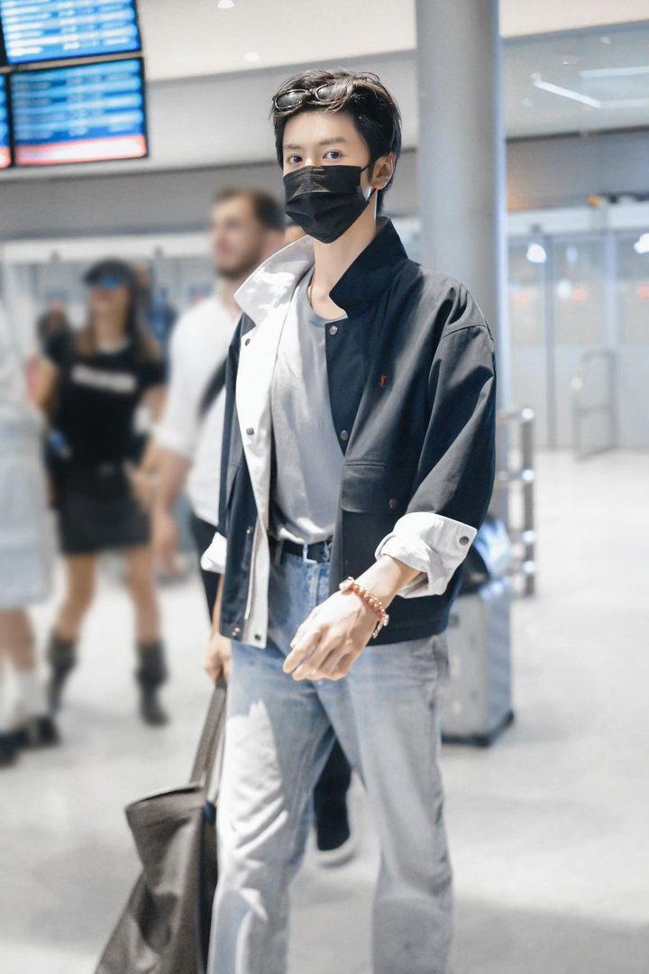 陈哲远巴黎到达生图 想陈哲远的风吹到了巴黎，但他本人这状态是去度假的吧！深夜落地