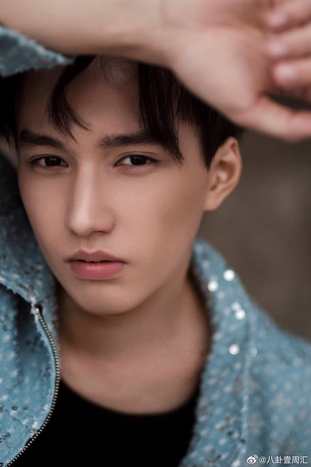 迪玛希弟弟撞脸张凌赫声起地平线 一眼望去以为张凌赫跨界来唱歌演奏了，这脸也太像！