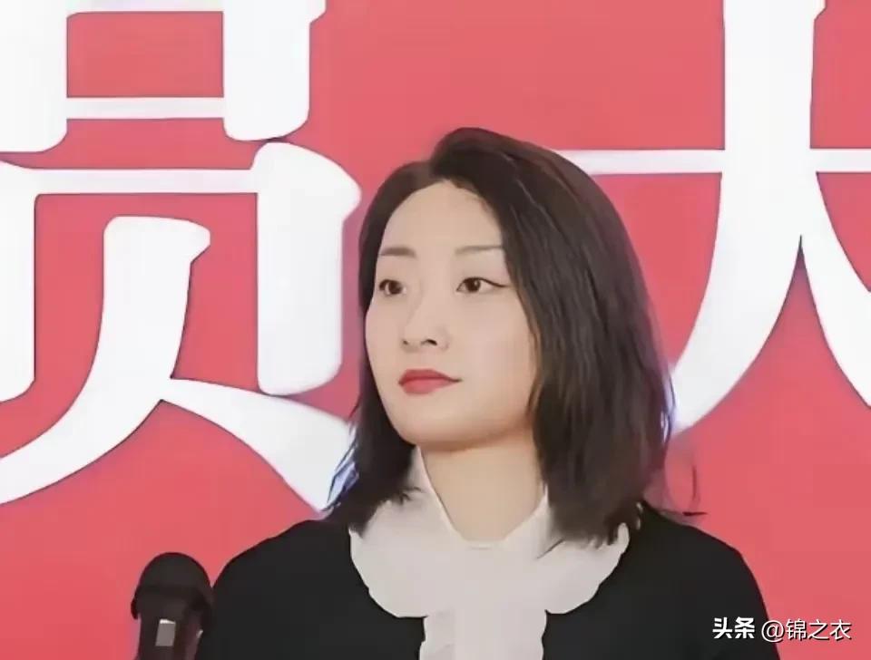 该委托协议的甲方是宗庆后，乙方是宗馥莉，而甲方委托乙方办理信托基金，办好乙方得到