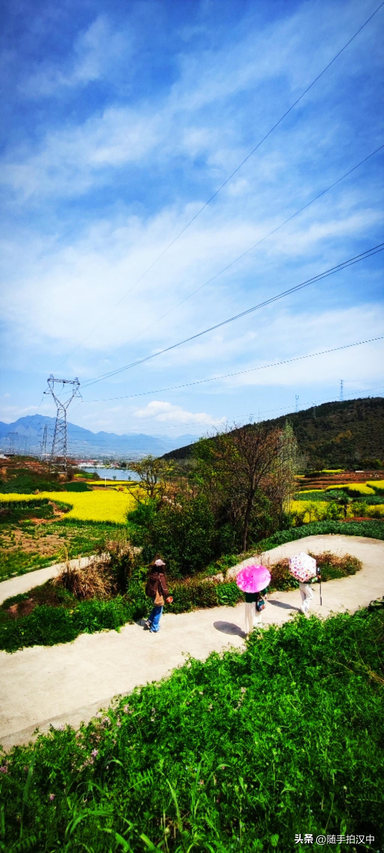 每个人的身体中都住着一个春天，而且表现的方式各不相同。阳光正好的日子，乡村的天空