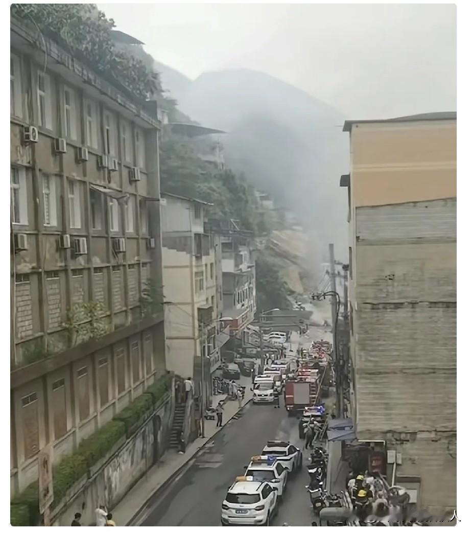 重庆那边的山体垮塌，看着视频里那瞬间崩塌的泥石流，真是让人心里发毛。
 
大自然