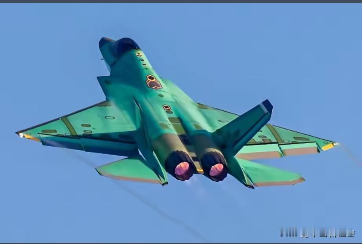 新出厂的“歼35”中型隐形战斗机新年迎来首飞。
可能会有人觉得很奇怪？为什么五代