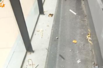 "太恶心了"浙江杭州，有一对热恋的男女晚上亲热后，男子特别的下作，把用完的安全用