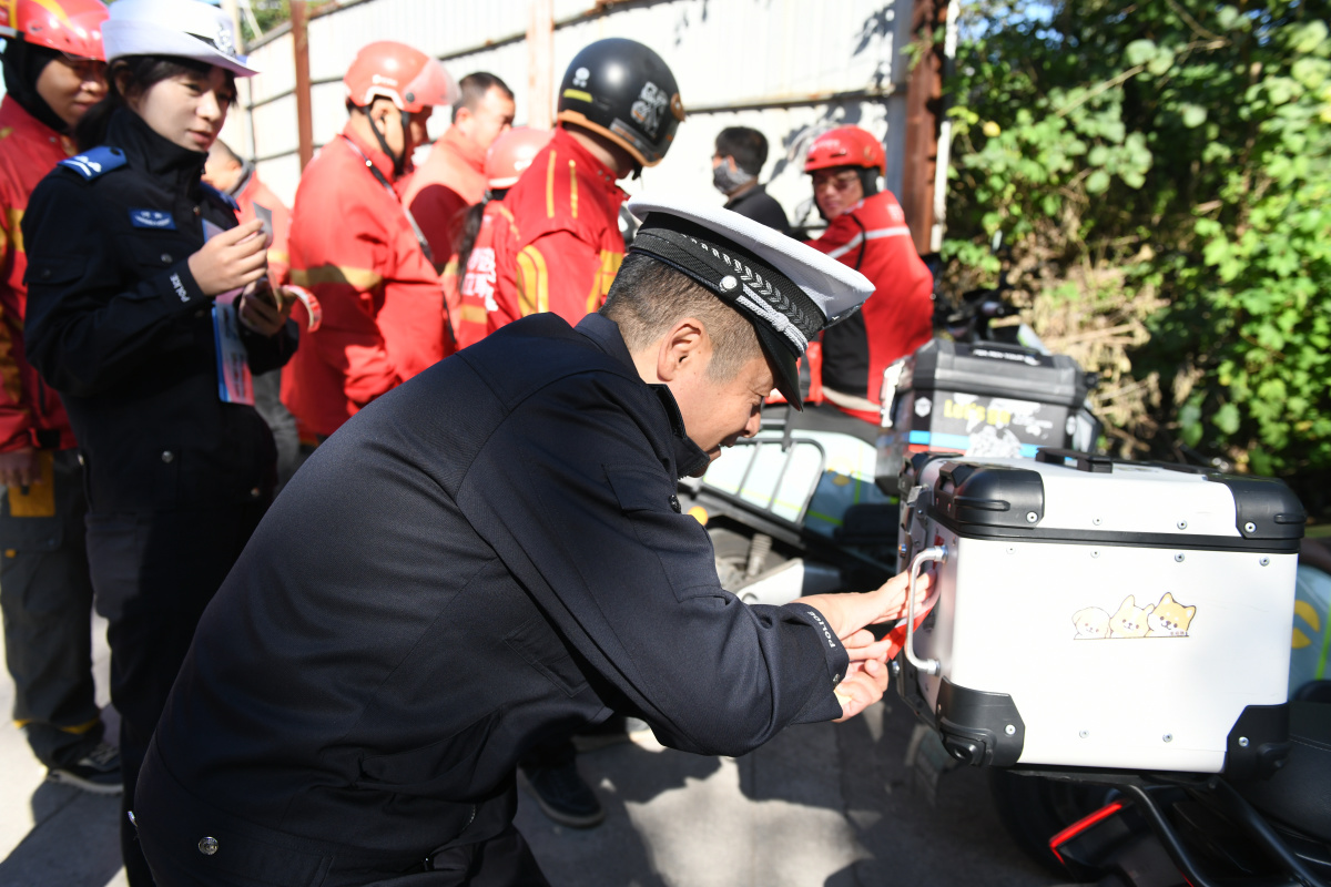 新密交警为外卖骑手念交通安全宣传“紧箍咒”