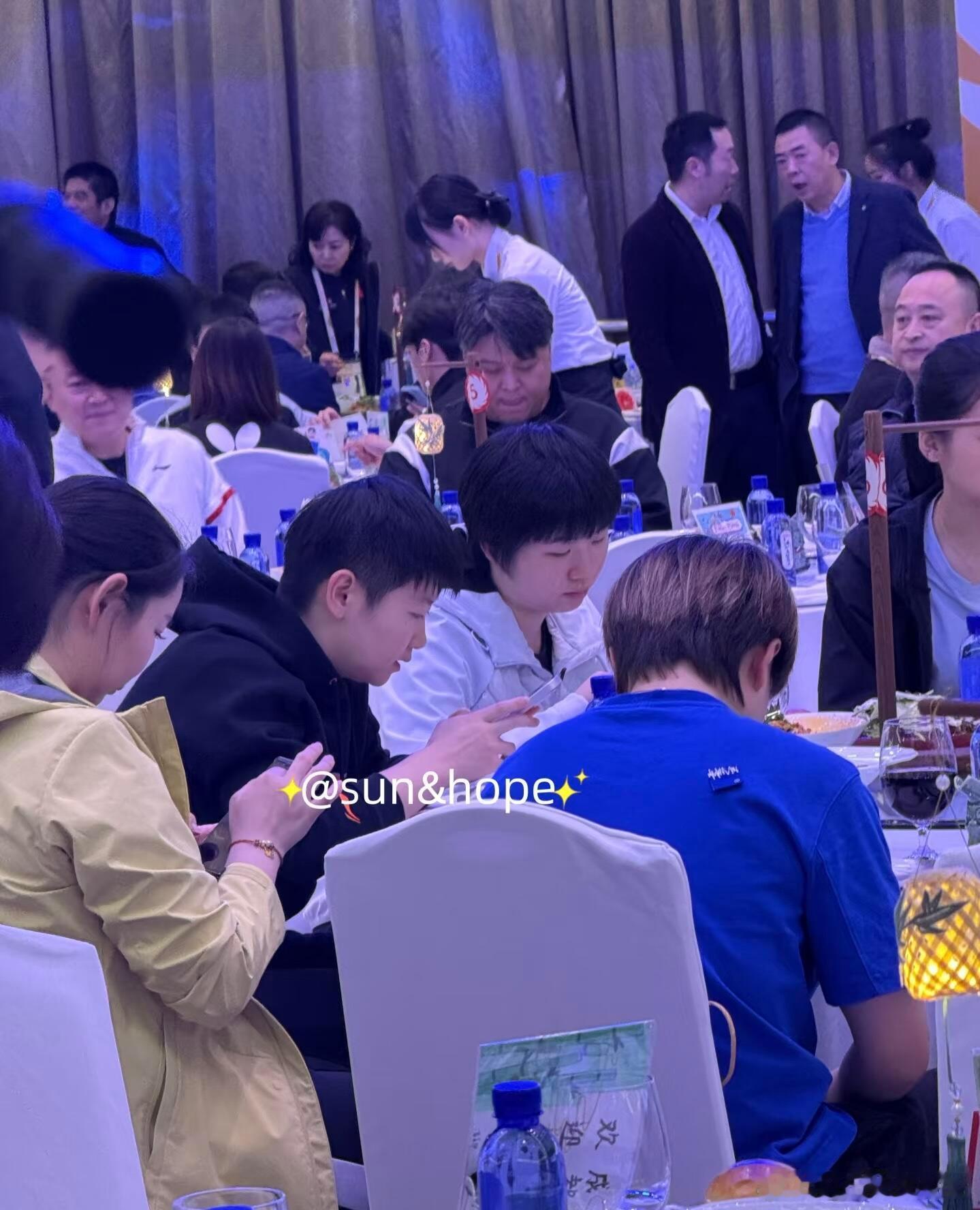 莎头混团晚宴，两个乖乖孩cr：水印 